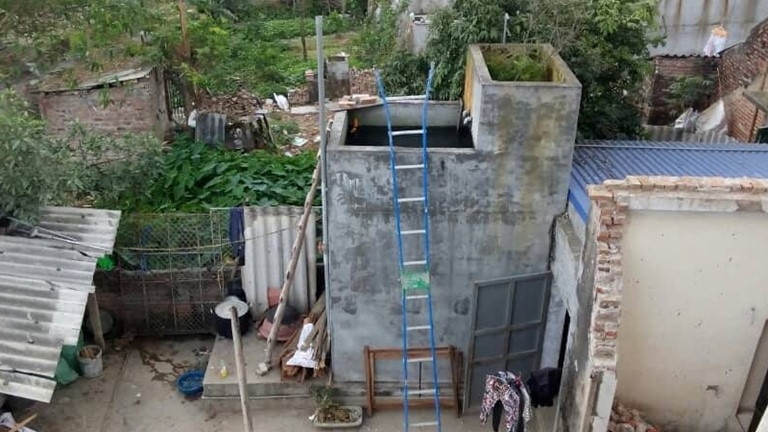 do thuoc tru sau vao be nuoc nha hang xom vi mau thuan