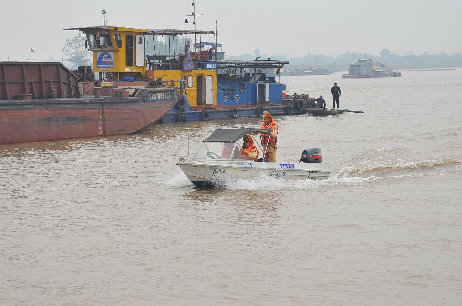 4 tau khai thac cat trai phep tren song hong bi bat giu