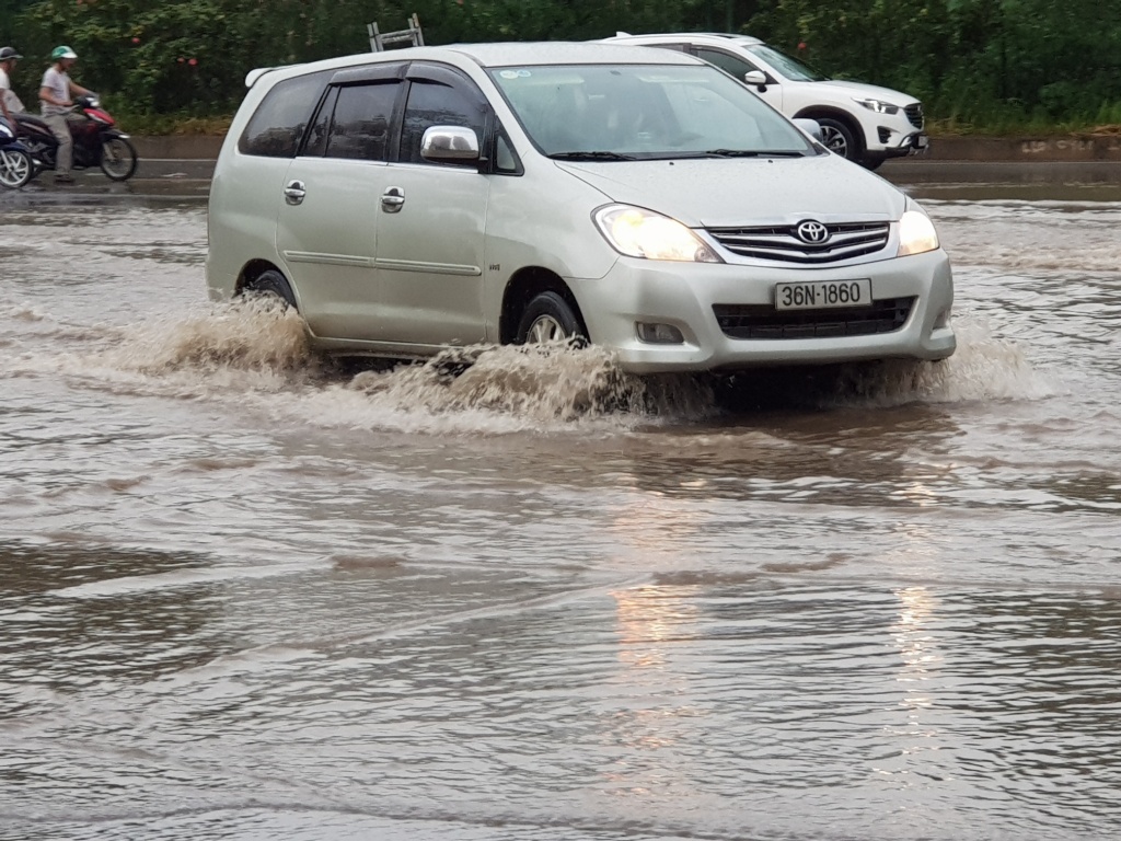 mua lon khien dai lo thang long co doan ngap sau xe sang bmw phai goi cuu ho