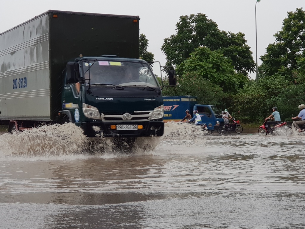 mua lon khien dai lo thang long co doan ngap sau xe sang bmw phai goi cuu ho