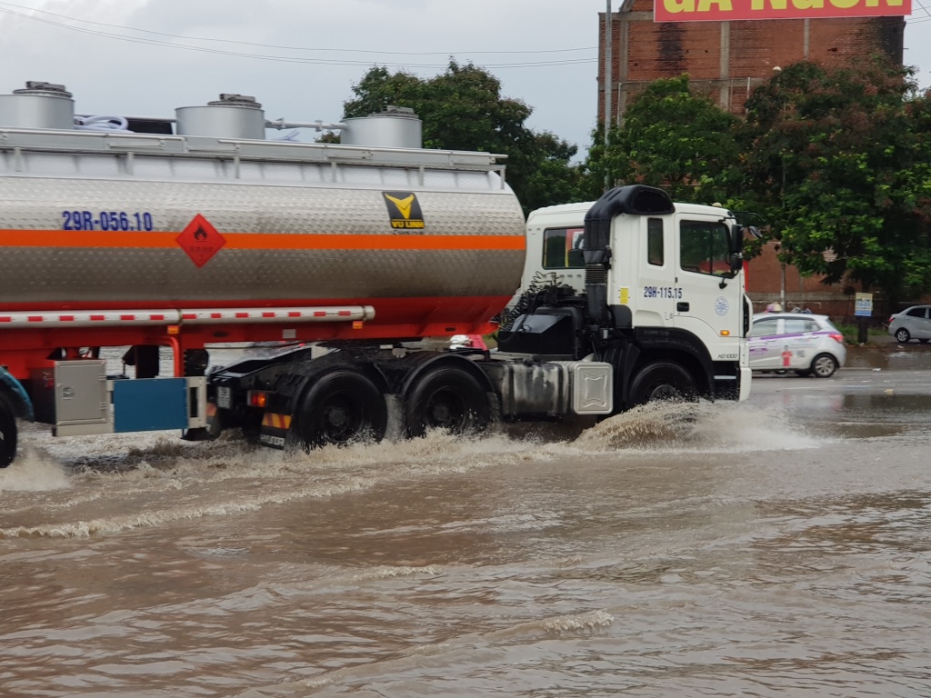 mua lon khien dai lo thang long co doan ngap sau xe sang bmw phai goi cuu ho