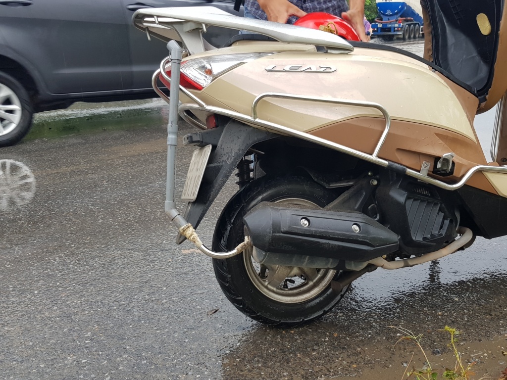 mua lon khien dai lo thang long co doan ngap sau xe sang bmw phai goi cuu ho