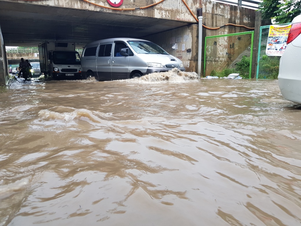 mua lon khien dai lo thang long co doan ngap sau xe sang bmw phai goi cuu ho