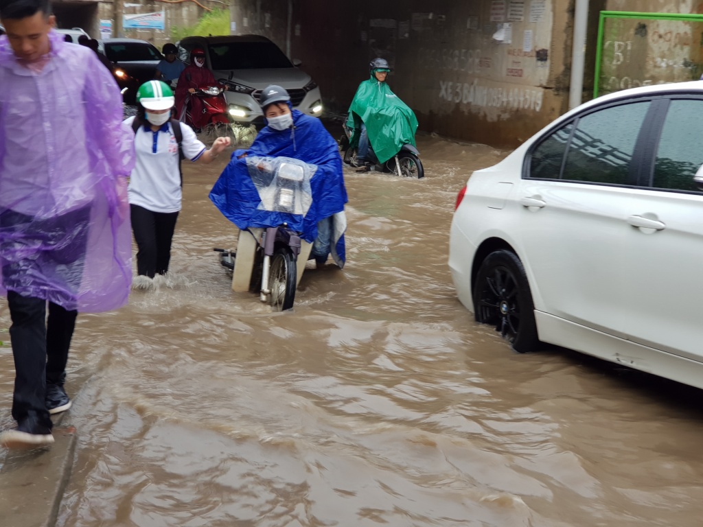 mua lon khien dai lo thang long co doan ngap sau xe sang bmw phai goi cuu ho