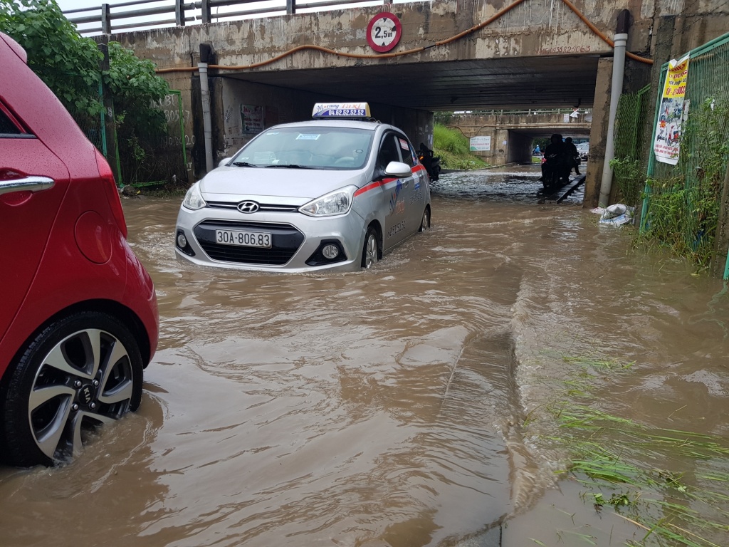 mua lon khien dai lo thang long co doan ngap sau xe sang bmw phai goi cuu ho