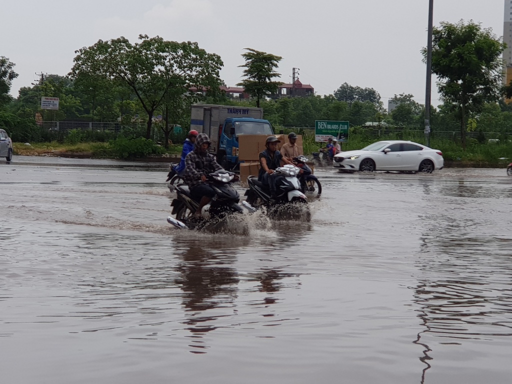 mua lon khien dai lo thang long co doan ngap sau xe sang bmw phai goi cuu ho
