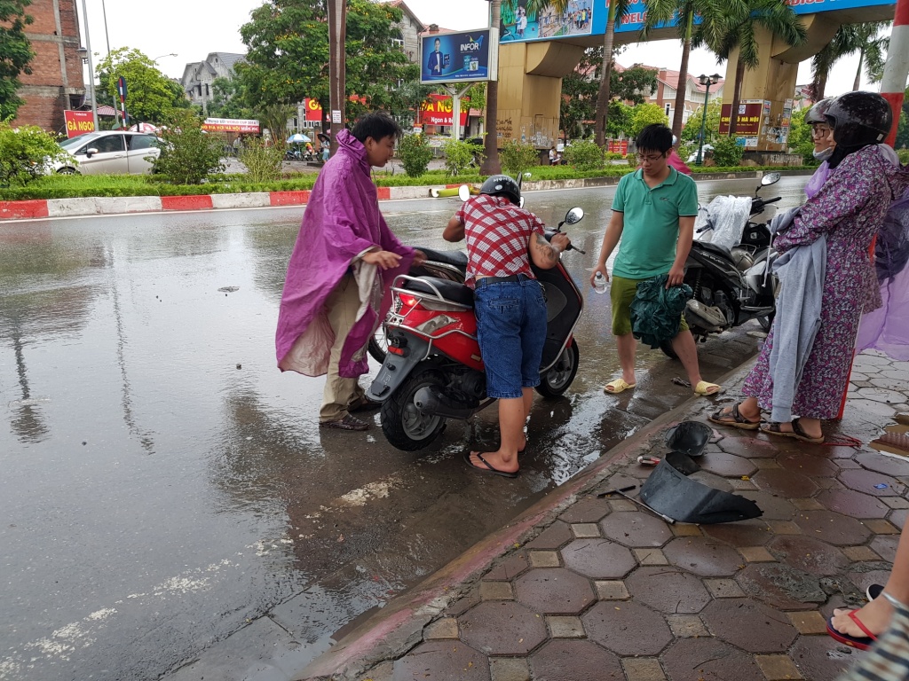 mua lon khien dai lo thang long co doan ngap sau xe sang bmw phai goi cuu ho
