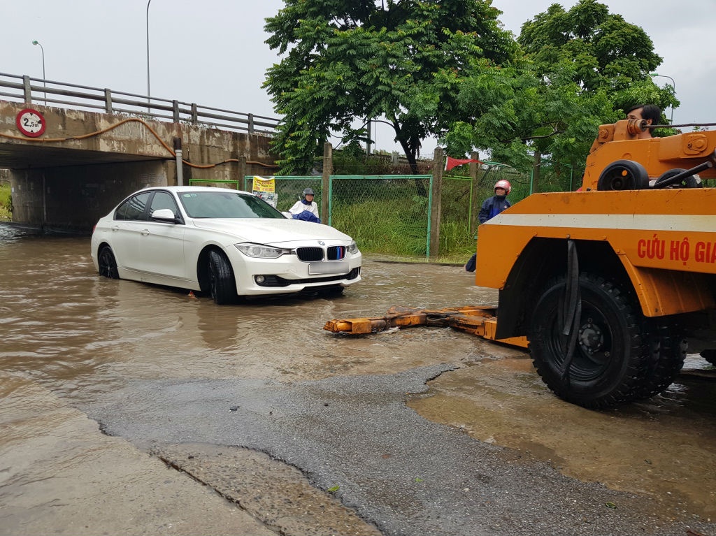 mua lon khien dai lo thang long co doan ngap sau xe sang bmw phai goi cuu ho