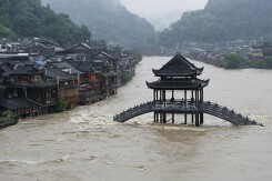 Hàng triệu người Trung Quốc khổ sở vật lộn trong nước lũ