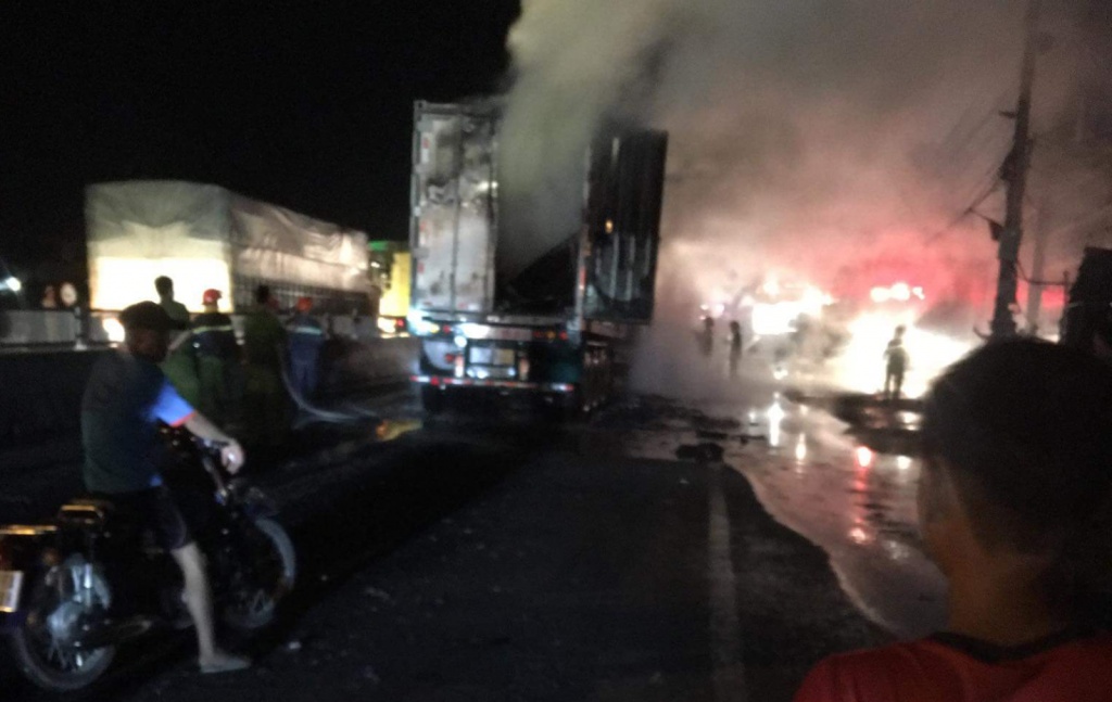 xe container boc chay du doi khi dang di chuyen