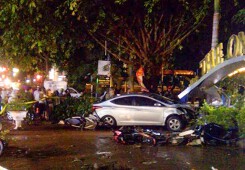 Xem xét khởi tố vụ xe con lao vào quán cà phê làm 2 nữ sinh tử vong
