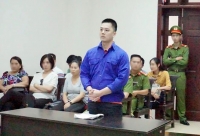 khoi to thanh nien dam o em ho 7 tuoi