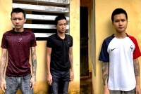 kinh hoang cha dung rua duoi chem chet con luc dang choi