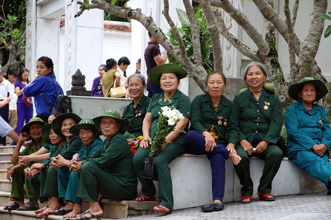 hon 200 nghin luot nguoi ve voi dong loc