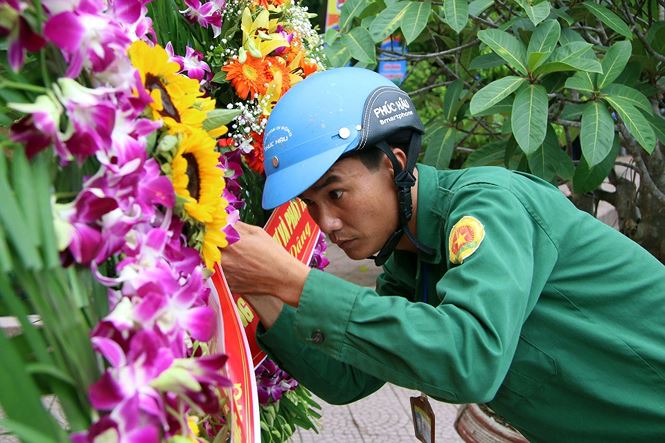 hon 200 nghin luot nguoi ve voi dong loc