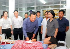 Nghẹt thở cứu nạn nhân xe giường nằm lao xuống vực