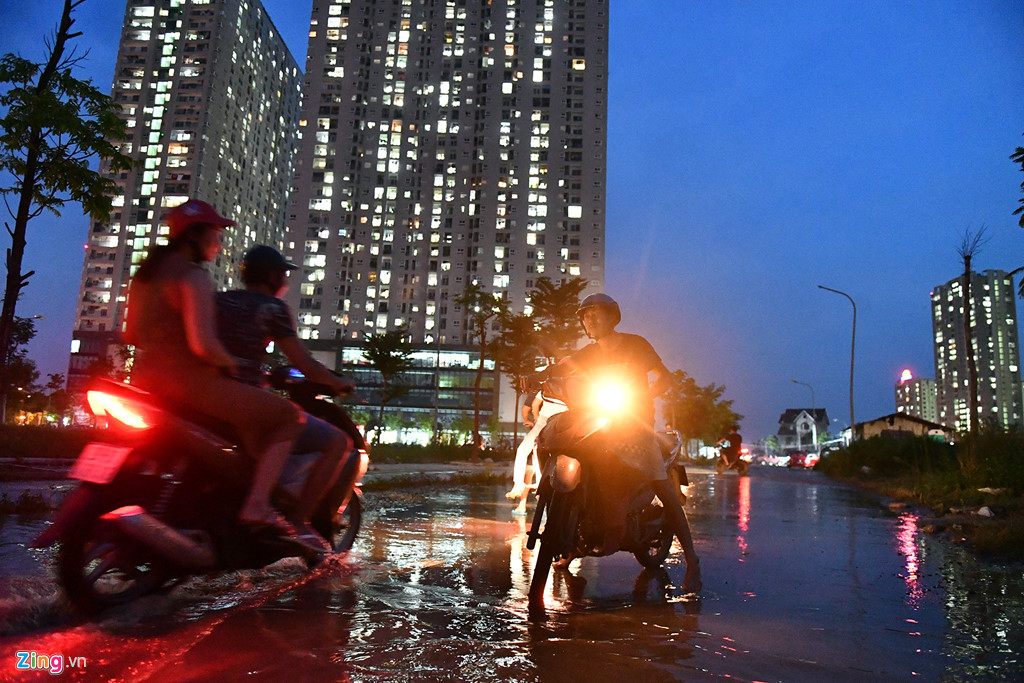 dan chat vat tim loi vao khu do thi trong canh dem toi nuoc ngap