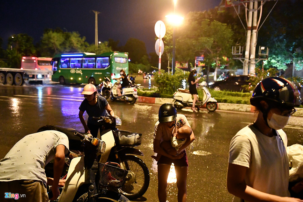 dan chat vat tim loi vao khu do thi trong canh dem toi nuoc ngap