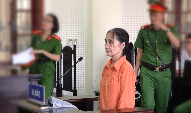 co giao nghi huu lua ban hoc sinh cu xinh dep sang trung quoc