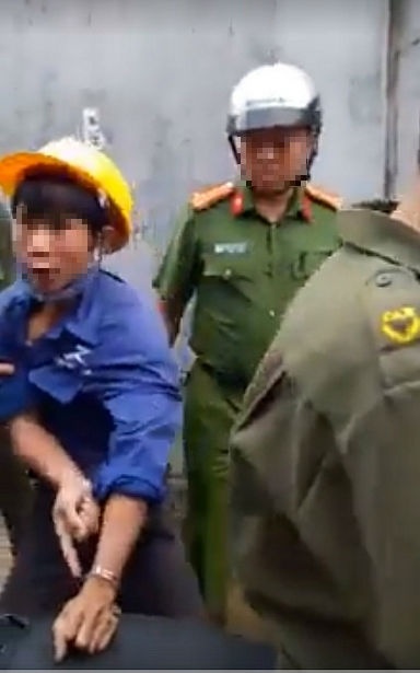 ha noi cong an vien cong tay nguoi dan vao xe may