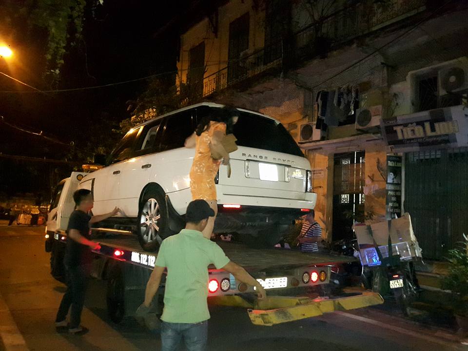 ha noi be gai 19 thang tuoi bi xe hop range rover va quet tu vong