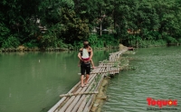 duong pho hai phong ngap trong nuoc xe hop dat ca len via he