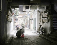 ha noi hon chien kinh hoang truoc quan bar tren pho ma may