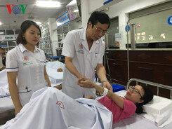 Vào tâm 'bão' sốt xuất huyết