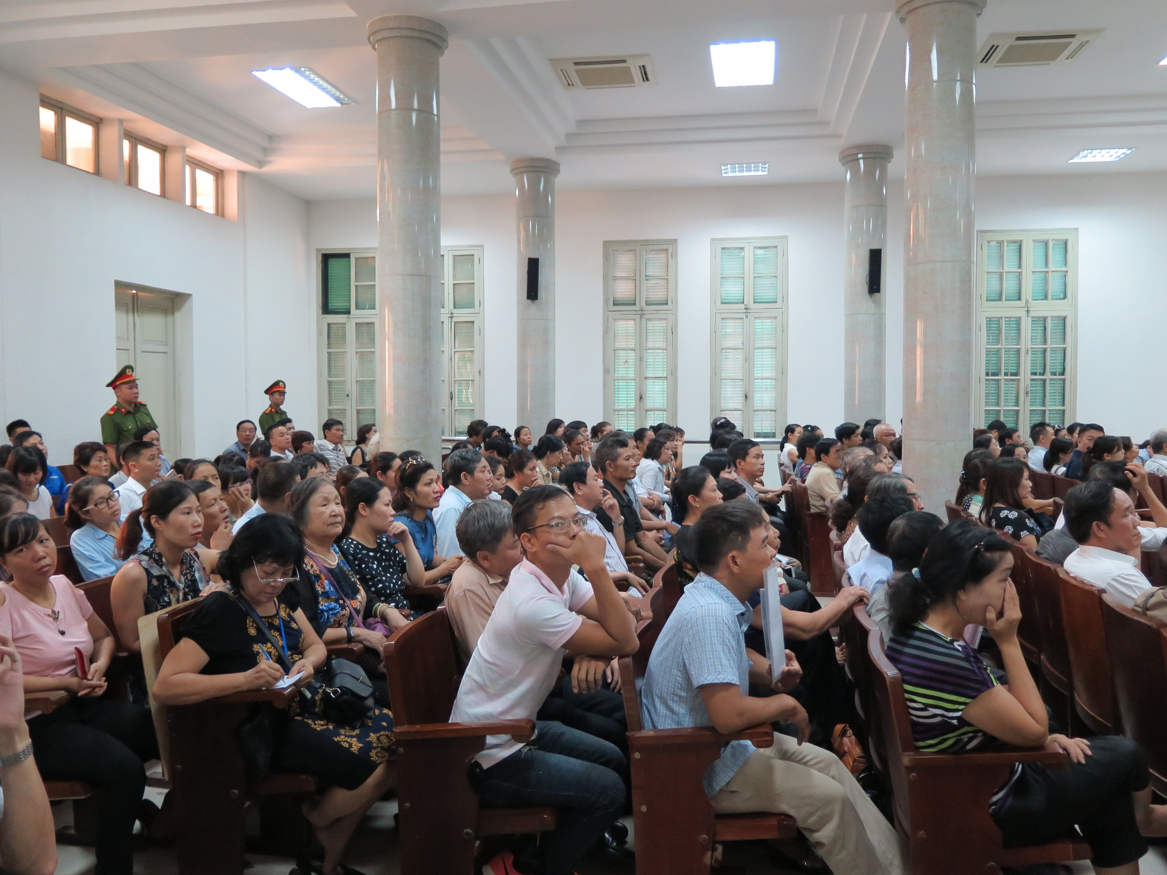 xet xu vu san vang ao khai thai lat tay nhieu ong chu ngam