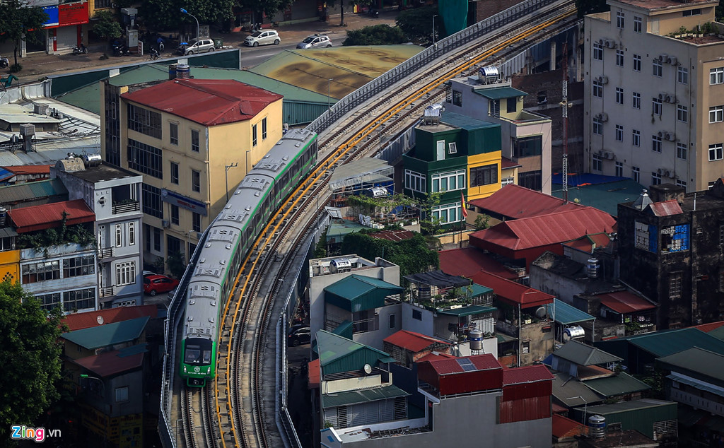 tau duong sat tren cao lan banh qua cac tuyen pho ha noi