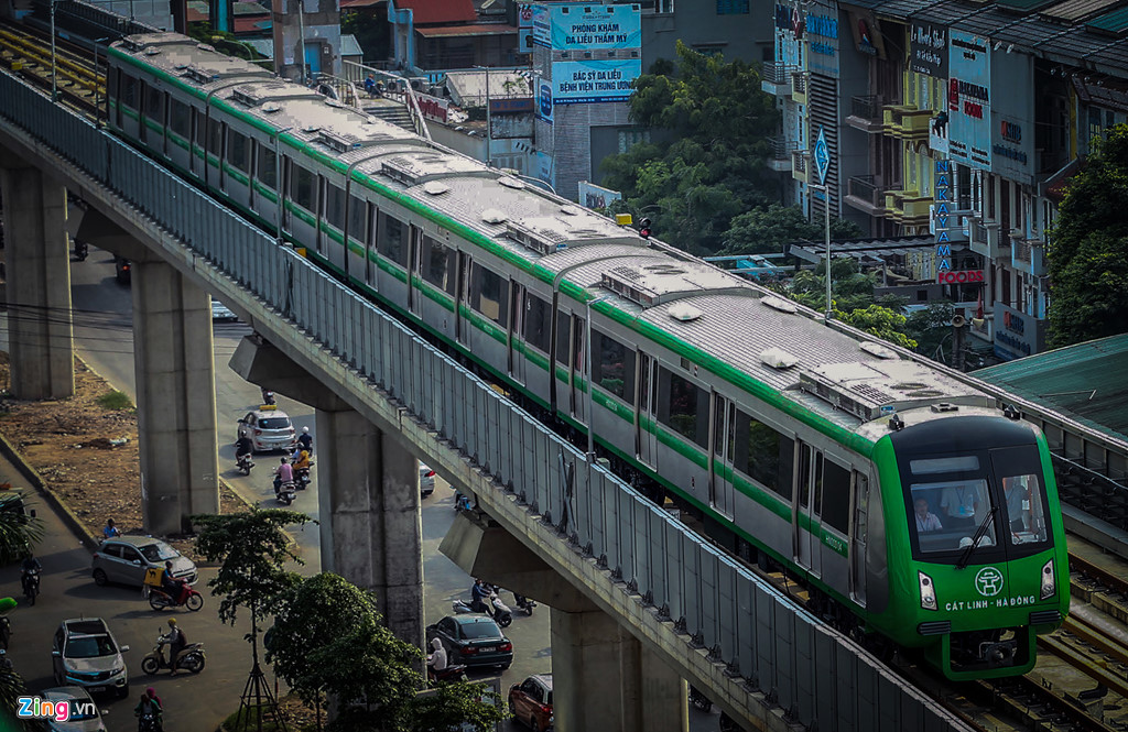 tau duong sat tren cao lan banh qua cac tuyen pho ha noi