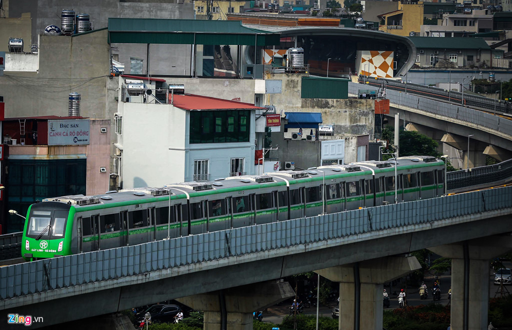 tau duong sat tren cao lan banh qua cac tuyen pho ha noi