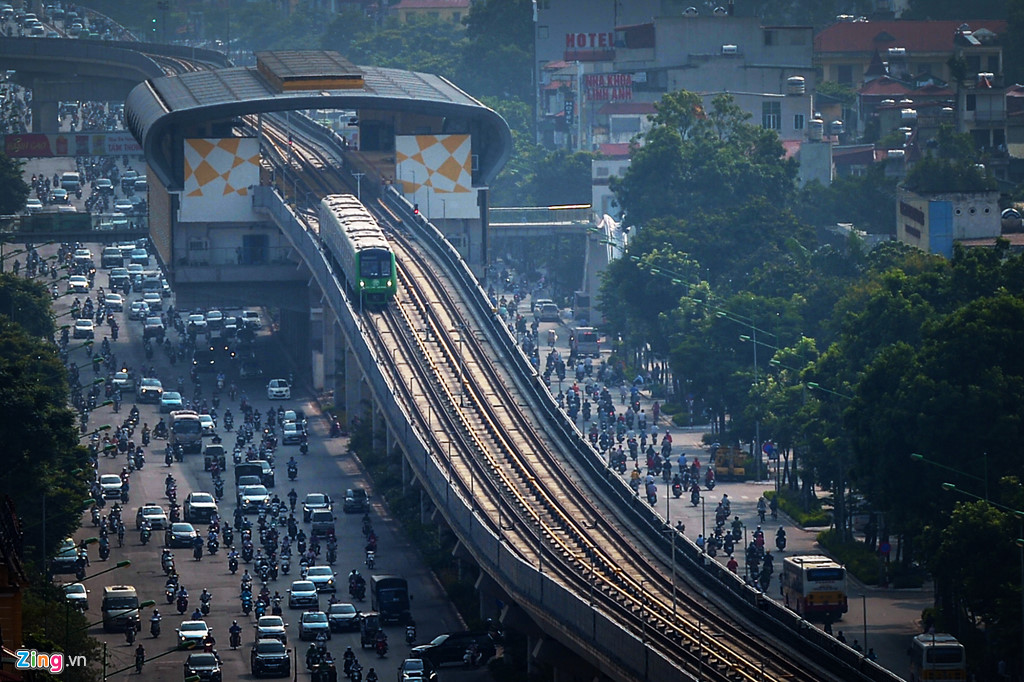 tau duong sat tren cao lan banh qua cac tuyen pho ha noi