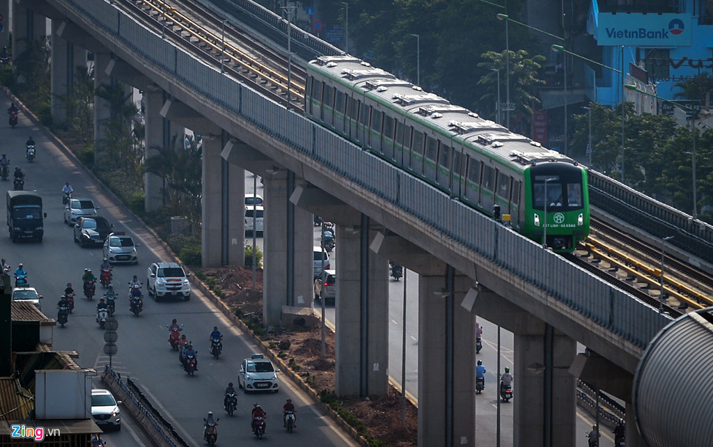 tau duong sat tren cao lan banh qua cac tuyen pho ha noi