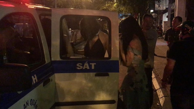 Kiểm tra nhà hàng phát hiện tiếp viên 'đi khách' với giá 5 triệu đồng kiem tra nha hang phat hien tiep vien di khach voi gia 5 trieu dong