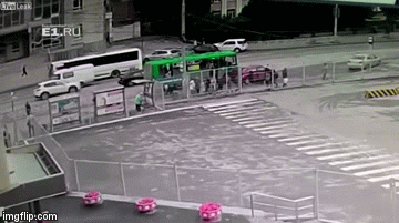 nu tai xe chay mercedes lang lach tren pho roi co hanh dong la