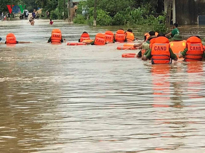 trang dem dam minh trong nuoc lu dua dan ra khoi vung nguy hiem