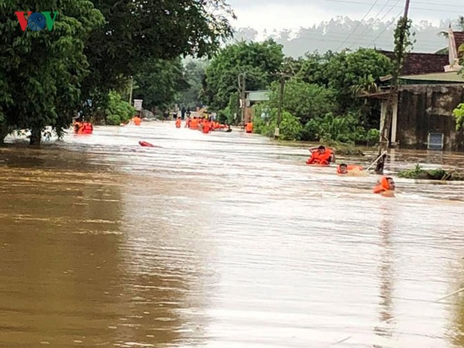 trang dem dam minh trong nuoc lu dua dan ra khoi vung nguy hiem