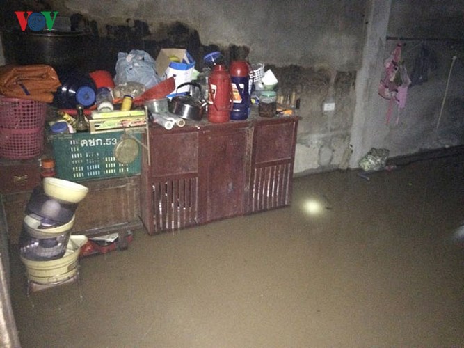 trang dem dam minh trong nuoc lu dua dan ra khoi vung nguy hiem