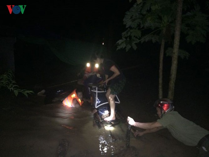 trang dem dam minh trong nuoc lu dua dan ra khoi vung nguy hiem
