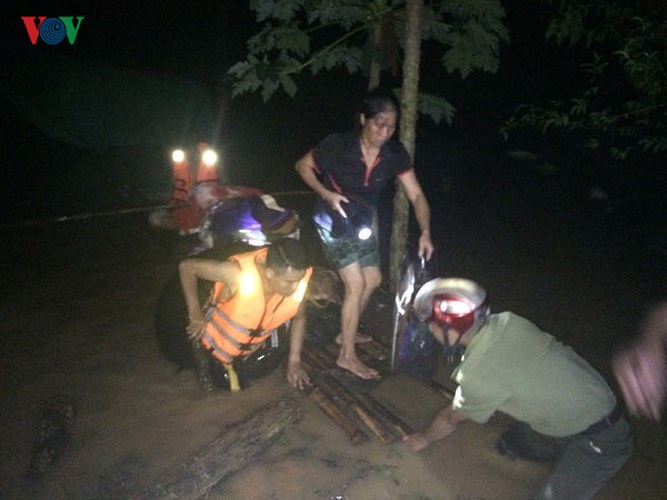trang dem dam minh trong nuoc lu dua dan ra khoi vung nguy hiem