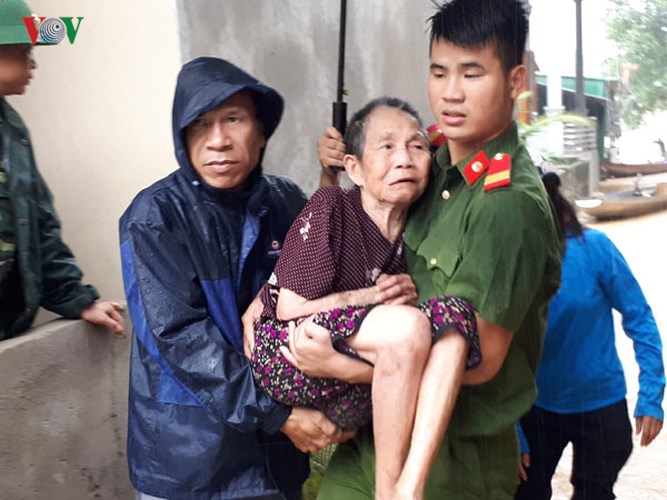 trang dem dam minh trong nuoc lu dua dan ra khoi vung nguy hiem