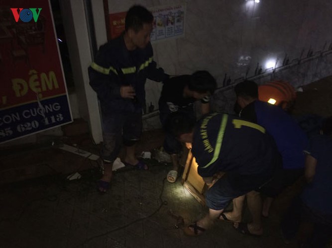 trang dem dam minh trong nuoc lu dua dan ra khoi vung nguy hiem