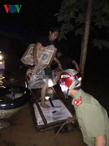 trang dem dam minh trong nuoc lu dua dan ra khoi vung nguy hiem