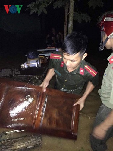 trang dem dam minh trong nuoc lu dua dan ra khoi vung nguy hiem