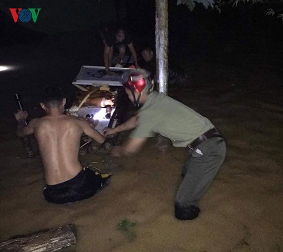 trang dem dam minh trong nuoc lu dua dan ra khoi vung nguy hiem