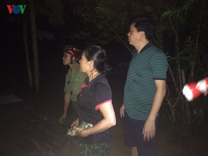 trang dem dam minh trong nuoc lu dua dan ra khoi vung nguy hiem