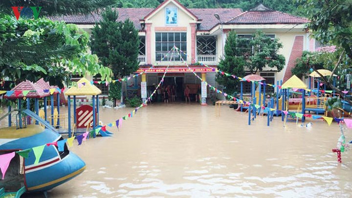 trang dem dam minh trong nuoc lu dua dan ra khoi vung nguy hiem