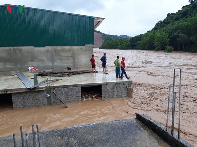 trang dem dam minh trong nuoc lu dua dan ra khoi vung nguy hiem