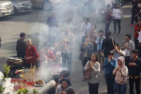 nguoi sai gon len chua mua vu lan bao hieu